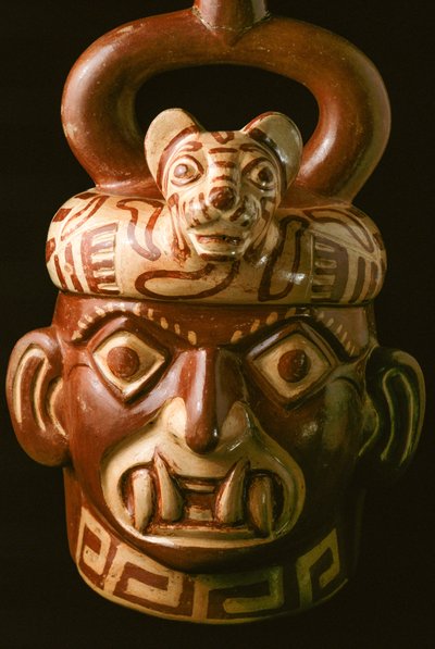 Un manufatto ceramico con bocca dentata trovato a El Brujo, un complesso remoto di rovine piramidali dei Moche, una cultura che governò la costa nord del Perù dal 100 al 800 d.C. da Ira Block