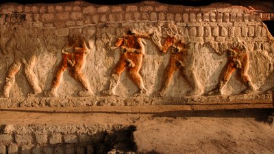 Un fregio di prigionieri nudi dei Moche sui muri di Huaca Cao Viejo a El Brujo, un complesso remoto di rovine piramidali dei Moche - una cultura che governò la costa nord del Perù da circa A... da Ira Block
