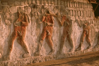 Un fregio di prigionieri nudi dei Moche sui muri di Huaca Cao Viejo a El Brujo, 2005 (foto) da Ira Block