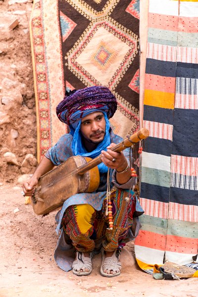 Un musicista locale nel ksar di Ait Benhaddou in Marocco, 2017 da Ira Block