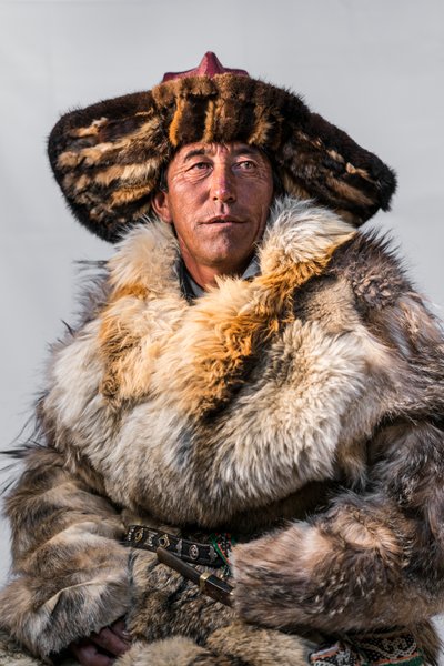 Ritratto di un cacciatore di aquile kazako nella Mongolia occidentale, 2016 (foto) da Ira Block