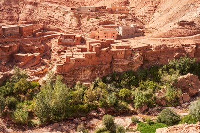 Una scena di una città sulla strada per Ait Benhaddou da Marrakech, Marocco., 2019 (foto) da Ira Block