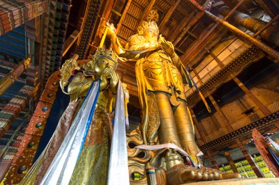 Statua di Migjid Janraisig al Monastero Gandantegchinlen, un monastero in stile tibetano, 2013 (foto) da Ira Block