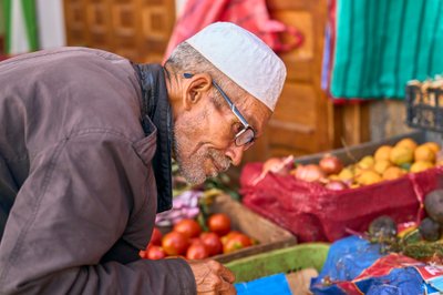 Scena di strada nella medina di Rabat, Marocco, 2022 da Ira Block