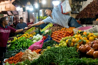 Un venditore in un souk a Fes, Marocco, 2017 da Ira Block