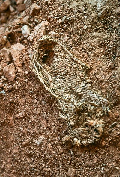 Un sandalo fatto a mano Anasazi nel Grand Gulch, Utah, 2009 da Ira Block