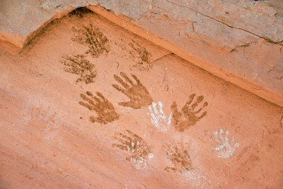 Impronta di mano Anasazi, arte rupestre antica trovata a Grand Gulch, Utah. da Ira Block