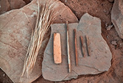 Strumenti Anasazi su una roccia nel Grand Gulch, Utah, 2009 da Ira Block