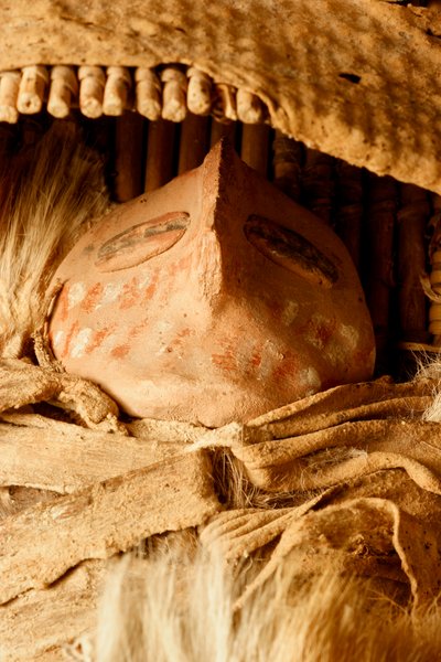 Al College of Eastern Utah Prehistoric Museum a Price, Utah, una miniatura di una culla Fremont con una figurina in ceramica trovata negli anni 