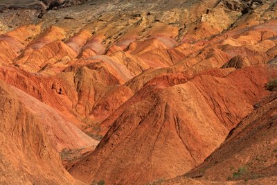 Vicino alle rocce colorate vicino al campeggio a Wu Cai Wan nel deserto del Gobi, Xinjiang, 2007 (foto) da Ira Block