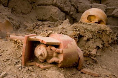 Ossa del sacrificio femminile, una ceramica di un uomo seduto sotto un tetto, 2005 (foto) da Ira Block