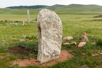 Sito delle pietre dei cervi vicino a Mörön nella Mongolia settentrionale, 2013 (foto) da Ira Block