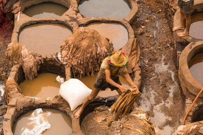 Pelli tinte alla conceria Chouara a Fes, Marocco, 2014 (foto) da Ira Block