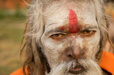 Uomini santi al Tempio di Pashupatinath sulle rive del fiume Bagmati a Kathmandu, Nepal, 2014 da Ira Block