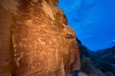 Nel sito di petroglifi della Gru della Sandhill a Nine Mile Canyon da Ira Block