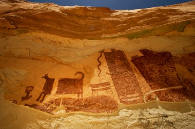 Nel Temple Mountain Wash vicino a Hanksville, Utah. Petroglifi in stile Barrier Canyon, 2005 (foto) da Ira Block