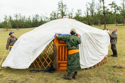 Persone locali che costruiscono una ger, una yurta portatile vicino al Lago Khövsgöl nella Mongolia settentrionale, 2013 (foto) da Ira Block