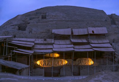 Scena notturna a El Brujo, un complesso remoto di rovine piramidali dei Moche, 2005 (foto) da Ira Block