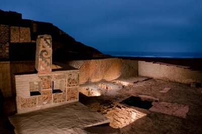 Scene notturne a El Brujo del "Rinconcito Gringo", con le quattro sepolture, 2005 (foto) da Ira Block