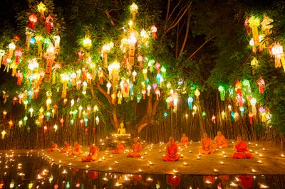 Monaci novizi al Wat Phan Thao durante il Festival Loy Krathong (Yee Peng) a Chiangmai, Thailandia, 2019 (foto) da Ira Block