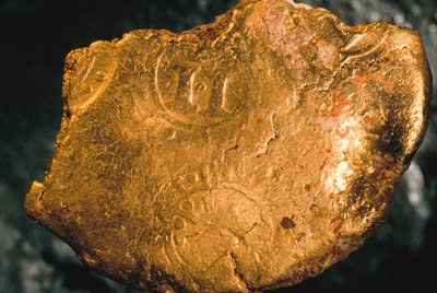 Carico prezioso del XVI e XVII secolo trovato in relitti vicino alle acque cubane. Vengono in una varietà abbagliante di forme e dimensioni in oro a 22 carati. Questo è un pezzo d