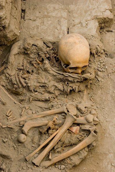 La femmina sacrificata nella sepoltura con il fagotto di mummia a Huaca El Brujo, 2005 (foto) da Ira Block