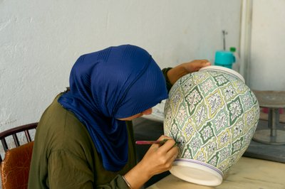 Donna al lavoro in una fabbrica di ceramiche a Fez, Marocco, 2022 da Ira Block