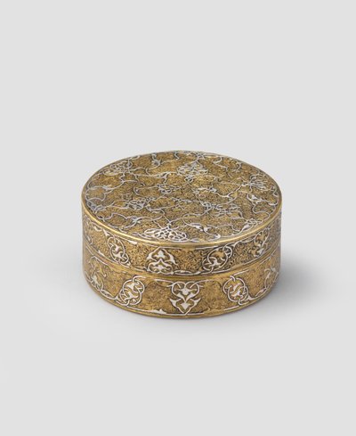 Scatola con coperchio di forma cilindrica, di ottone inciso intarsiato con argento, con doratura successiva e possibile aggiunta di fascia interna, 1400-c.1525 da Iranian School