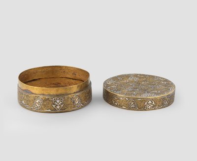 Scatola con coperchio di forma cilindrica, di ottone inciso intarsiato con argento, con doratura successiva e possibile aggiunta di fascia interna, 1400-c.1525 da Iranian School