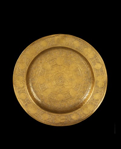 Piatto di ottone inciso con intarsi in argento e doratura successiva, 1575-99 da Iranian School
