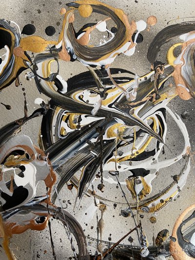 Volute dorate metallizzate da Irene Chua