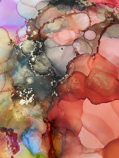 Astratto fluido e vivace in oro da Irene Chua