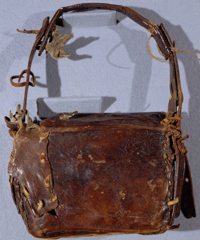 MS CCC 282 La borsa o budget del Corpus Christi, vista dal retro, irlandese, c.1120-30 da Irish School