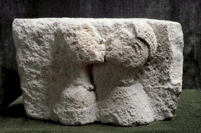 Arte iberica: il Bacio di Osuna (Beso de Osuna) Alto rilievo in calcare che rappresenta un uomo e una donna che si baciano - Età del Ferro II, Dim. 13,5x24x20 cm - Madrid, Museo Archeologico Nazionale da Iron Age