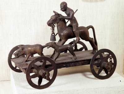 Età del Ferro: miniatura in bronzo di un carro di Merida che rappresenta una scena di caccia al cinghiale. Da Merida, Spagna. Museo Nazionale di Archeologia, Saint-Germain-en-Laye da Iron Age