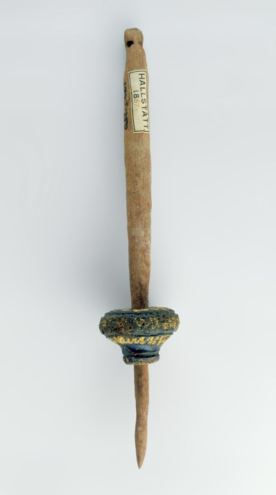 Fuso con il suo fuso di legno sopravvissuto, da Hallstatt, Età del Ferro da Iron Age