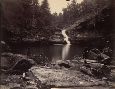 Lula Lake e Upper Falls su Rock Creek, vicino a Lookout Mountain, Georgia da Isaac H. Bonsall