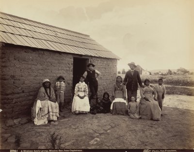 Un gruppo familiare messicano, Missione San Juan Capistrano, California, 1880 (foto) da Isaiah Taber