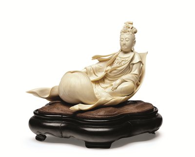 Intaglio in Avorio di Kannon che Fluttua su una Foglia di Loto, Periodo Meiji, fine XIX secolo da Ishikawa Komei