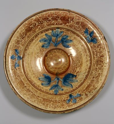 Piatto decorato con fiori blu, moresco da Islamic School