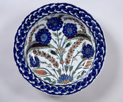 Piatto con decorazione floreale, Iznik da Islamic School