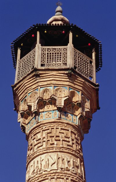 Lavorazione elaborata in mattoni sulla sommità del minareto di Semnan da Islamic School