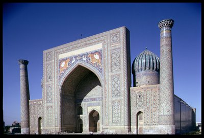 Facciata della Madrasa Shirdar, periodo timuride, Piazza Rigestan, c.1619-35 da Islamic School