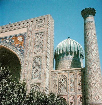 Facciata della Madrasa Shirdar, periodo Timurid, Piazza Rigestan, c.1619-35 da Islamic School