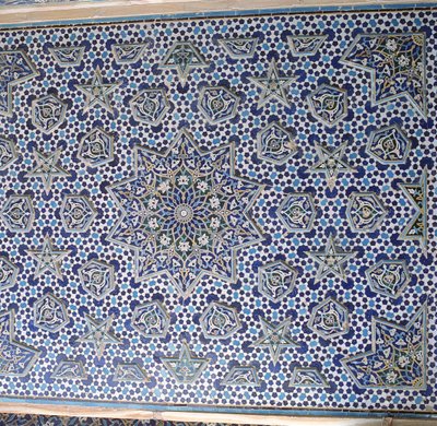Pannello di piastrelle del portale nord, uno di una coppia con palmette sporgenti e stelle che circondano il medaglione solare centrale, completato nel 1453 da Islamic School