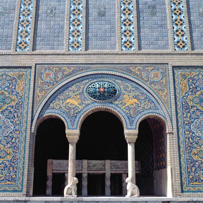 Uno degli aivans con rivestimenti piastrellati, griglia e colonne monolitiche in pietra da Islamic School