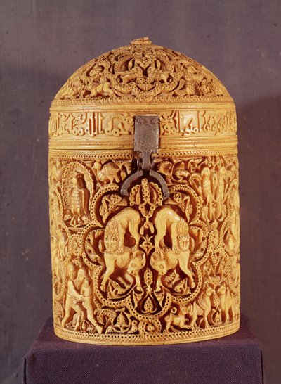 Pisside con un rilievo che raffigura i piaceri della vita cortese, iscritta con il nome Al-Mughira, figlio del califfo Abd-al-Rahman III, periodo omayyade, da Cordova, 968 d.C. da Islamic School