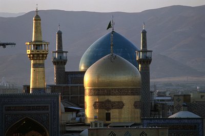 La cupola e il minareto dorati del santuario dell