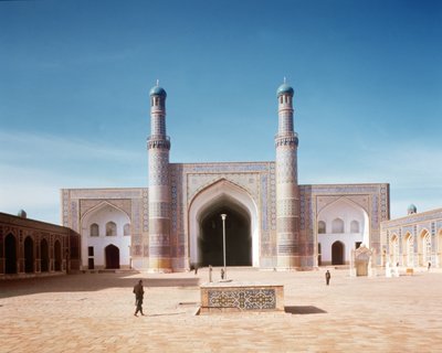 Il cortile della Masjid-i Jami o Moschea del Venerdì, fondata nel 1200, ricostruita nel 1498 da Islamic School