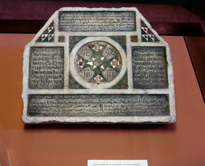 Lapide con iscrizioni in quattro lingue da Islamic School